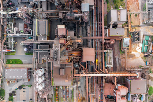 Rook boven staalfabriek Thyssenkrupp in Duisburg