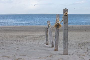Sandstrand mit Stangen und Seil als Weg zum Meer von Marco Leeggangers