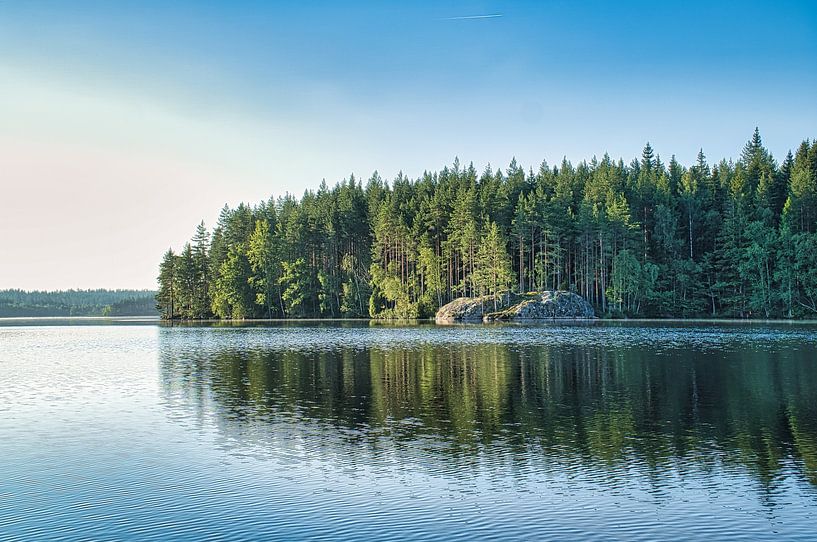 Meer in Zweden met witte wolken, blauw water en bomen aan de oever van Martin Köbsch
