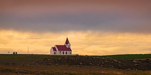 Kerk van Ingjaldshóll tijdens zonsopkomt