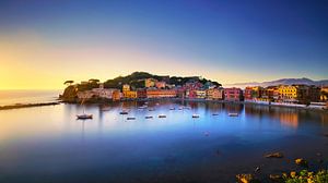 Die stille Bucht von Sestri Levante bei Sonnenuntergang. Italien