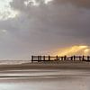 Holzkonstruktion am Strand im Sonnenuntergang von Tilo Grellmann