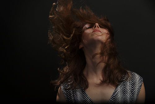 Vrouw met zwierend haar