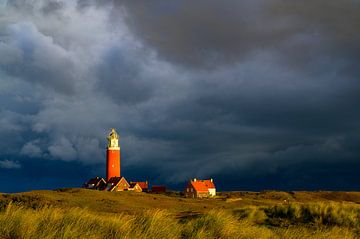 Texelse vuurtoren in de duinen tijdens een stormachtige herfstochtend