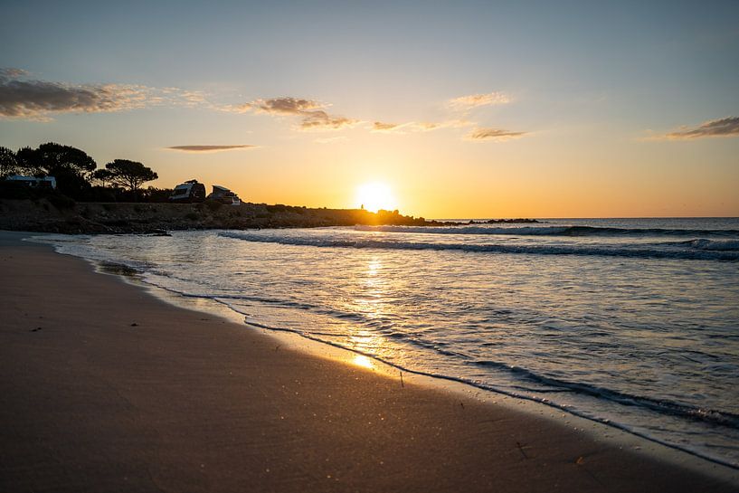 Sonnenaufgang am Strand an der Küste Sardiniens von Leo Schindzielorz