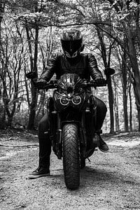 Un motard dans la forêt