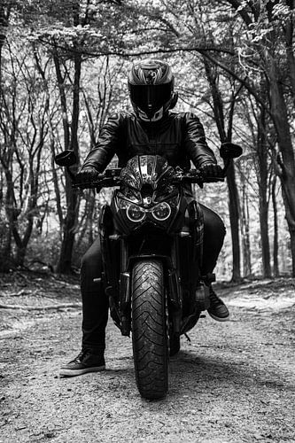 Motorrijder in het bos