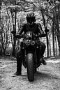 Motorrijder in het bos van Nynke Altenburg thumbnail
