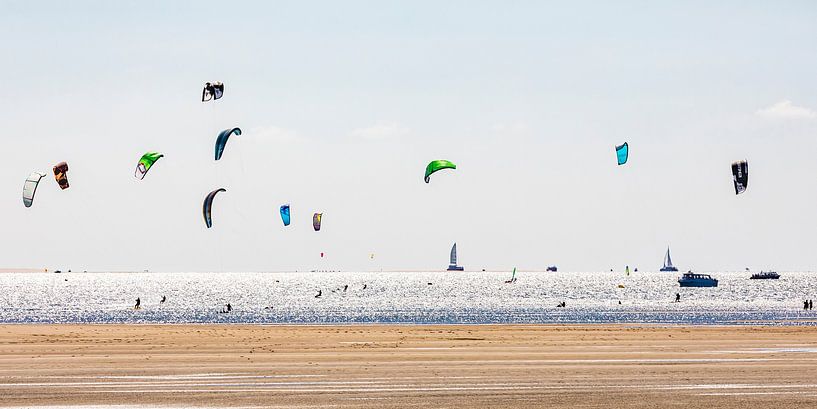 Kitesurfing in the bay of Arcachon - France by Werner Dieterich
