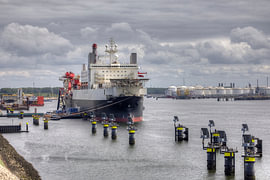 Schiff, das im Europoort Rotterdam vor Anker liegt