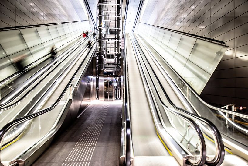 roltrap metro station op de noord zuid lijn Amsterdam van Eric van Nieuwland