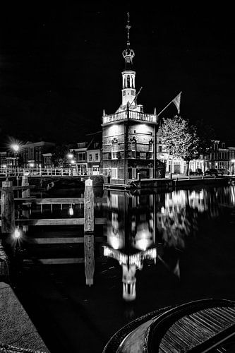 De oude haven van Alkmaar met de accijnstoren in Zwart Wit fotografie