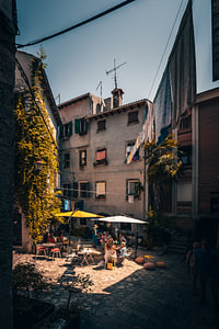 Kleine gasse mit cafe an einem kleinen Marktplatz in Rovincj