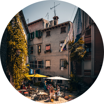 Klein steegje met café op een klein marktplein in Rovincj van Fotos by Jan Wehnert