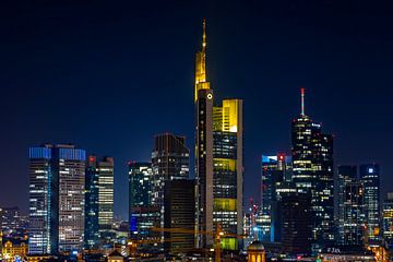 Op het blauwe uur in Frankfurt het uitzicht op de skyline van Fotos by Jan Wehnert