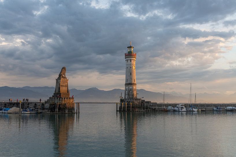 Der Leuchtturm von Lindau am Bodensee an einem schönen Spätsommerabend von Lex van Doorn