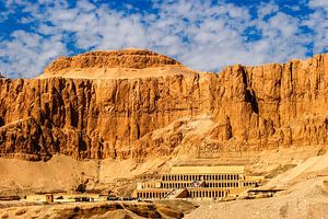 Felswand und Tempel der Hatschepsut in Luxor Ägypten von Dieter Walther