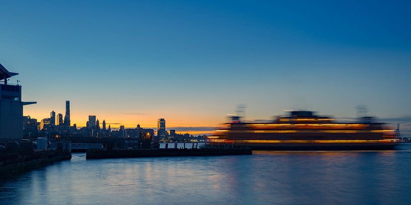 Staten Island Ferry nadert Terminal, New York City van Robert Ruidl