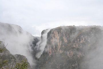 Mysterieuze mist in een bergkloof