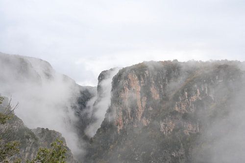 Mysterieuze mist in een bergkloof