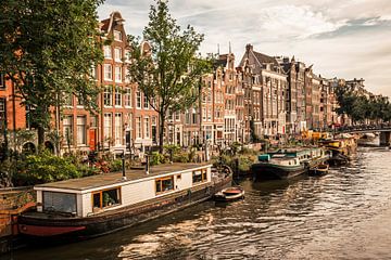 Canal d'Amsterdam avec péniches fluviales