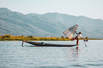 De vissers van Inle Lake in Myanmar van Roland Brack