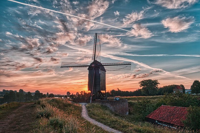 Molen van Heusden met de opkomende zon van Tim Vrijlandt