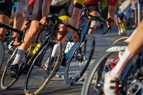 Detail van een wielerwedstrijd (racefiets, symboolafbeelding)