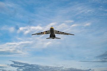 Een vliegtuig dat laag vliegt tijdens de landing van Andreas Völkel