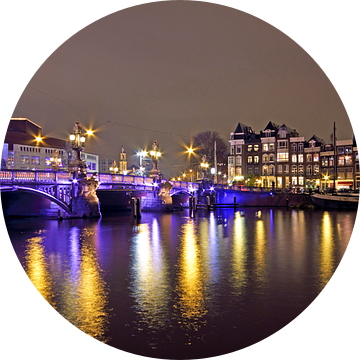 Amsterdam bij nacht bij de Blauwbrug aan de Amstel van Eye on You