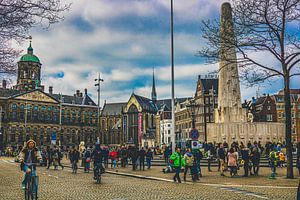 Menschenmassen auf dem Dam-Platz in Amsterdam von Lizanne van Spanje