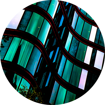 Gebouw in Kopenhagen, met groene, blauwe en paarse ramen van Anne Ponsen