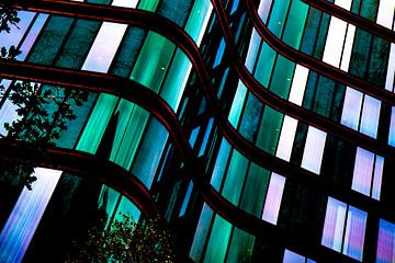 Gebouw in Kopenhagen, met groene, blauwe en paarse ramen van Anne Ponsen