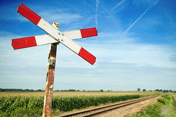 Ein Bahnübergang mit einem einzigen Andreaskreuz von Marcel Mooij