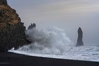 Das wilde Meer klopft gegen die Felsen am Strand von Reynisdrangar im südlichen Teil Islands bei Vik von Anges van der Logt Miniaturansicht