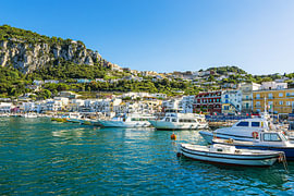 Vue sur la ville de Capri, depuis le port, sur l'île de Capri, dans le