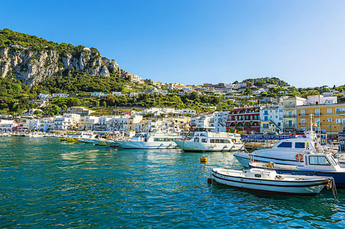 Blick über den Hafen auf die Stadt Capri auf der Insel Capri