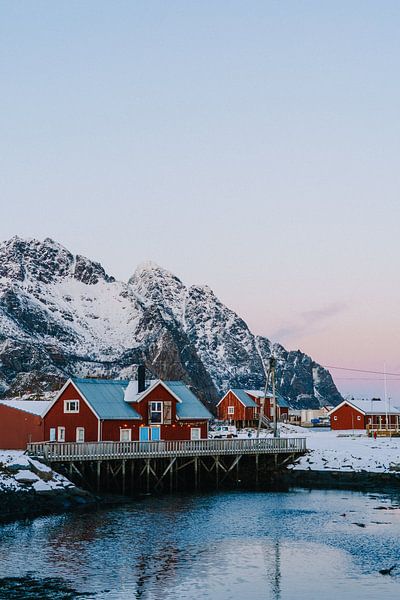 Rote Häuser in einem Fischerdorf | Henningsvaer, Lofoten, Norwegen von Suzanne Spijkers