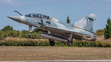 Landende Griekse Dassault Mirage 2000. van Jaap van den Berg