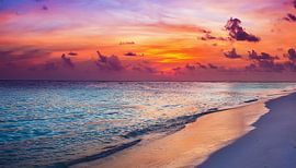 Sonnenuntergang am Strand mit Wolken