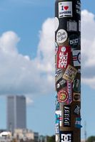 Lantaarnpaal met stickers