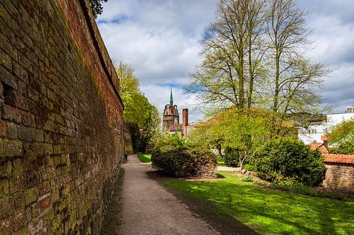Kröpelin-poort en stadsmuur in de Hanzestad Rostock