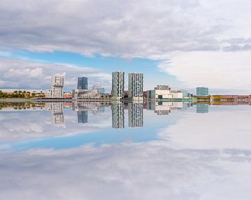 Almere  Stad skyline reflected in the water van Brian Morgan