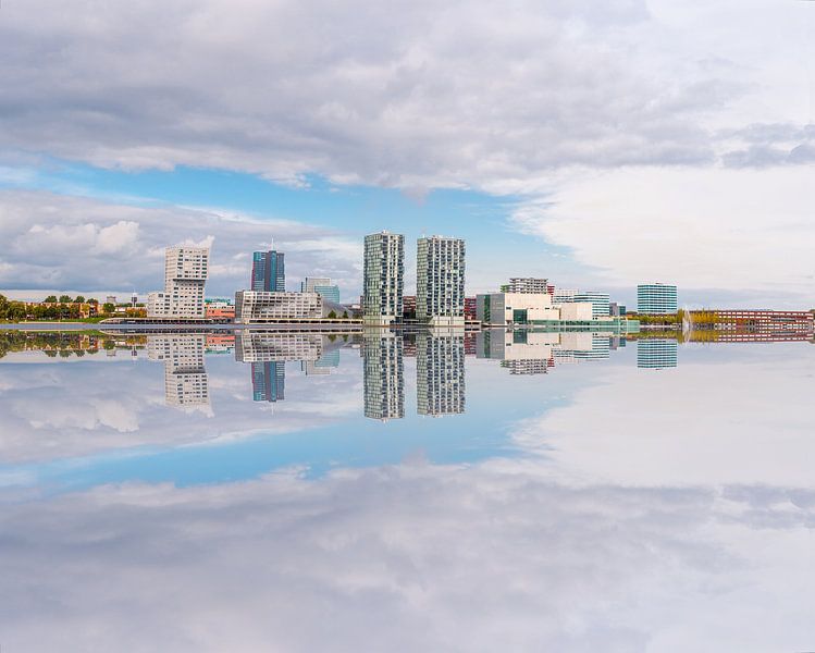 Le ciel de la ville d'Almere se reflète dans l'eau par Brian Morgan