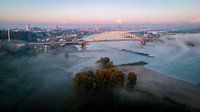 De skyline van Nijmegen op een mistige herfstochtend