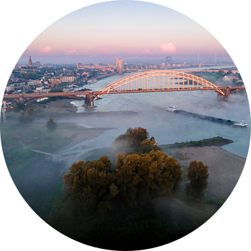 De skyline van Nijmegen op een mistige herfstochtend van Luc van der Krabben