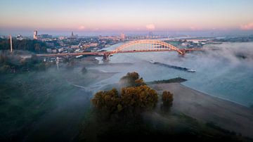 De skyline van Nijmegen op een mistige herfstochtend van Luc van der Krabben