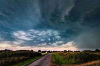 Spektakuläre Gewitterwolken ziehen über ein kleines bretonisches Dorf von Arthur Puls Photography Miniaturansicht