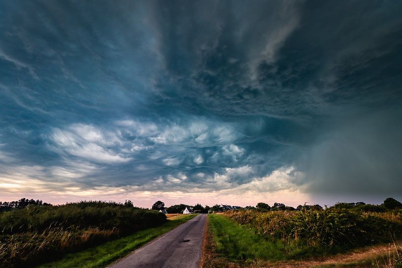 Spektakuläre Gewitterwolken ziehen über ein kleines bretonisches Dorf von Arthur Puls Photography