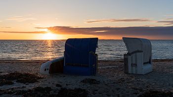 Sonnenuntergang am Strand mit Strandkörben und Blick aufs Meer
